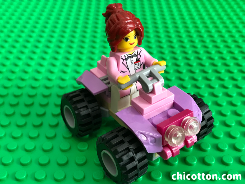 レゴの人形と車